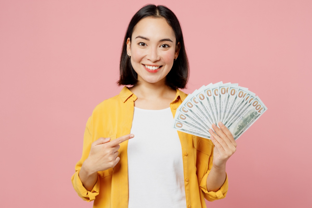 woman holding emergency cash from title pawns