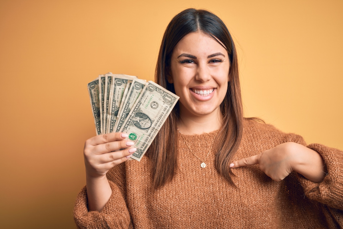 woman holding money from cash advance