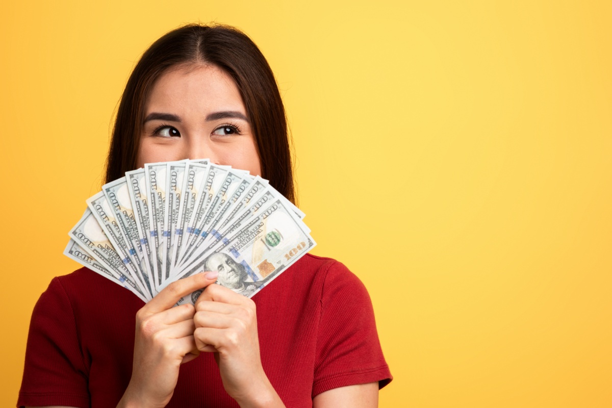 woman holding money from cash advance