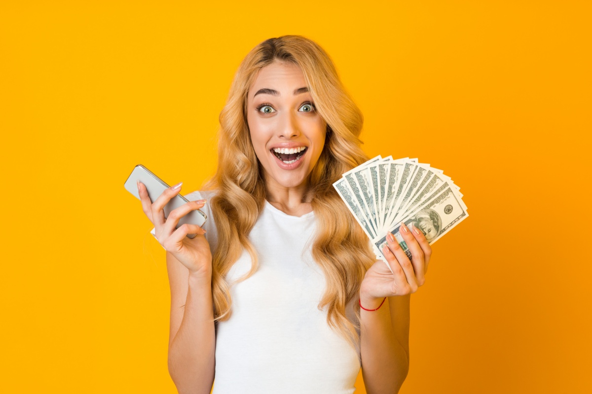woman holding online cash advance cash