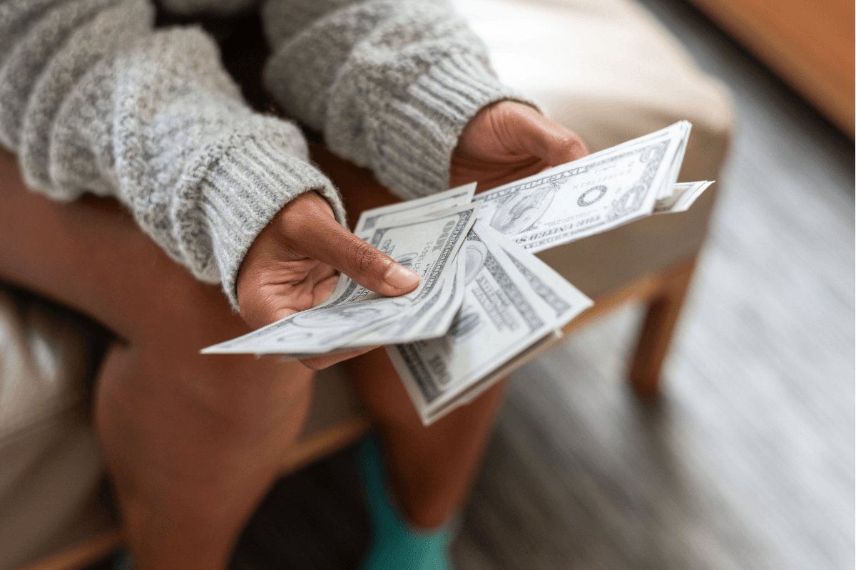 woman holds $1,000 from a bad credit loan in Georgia