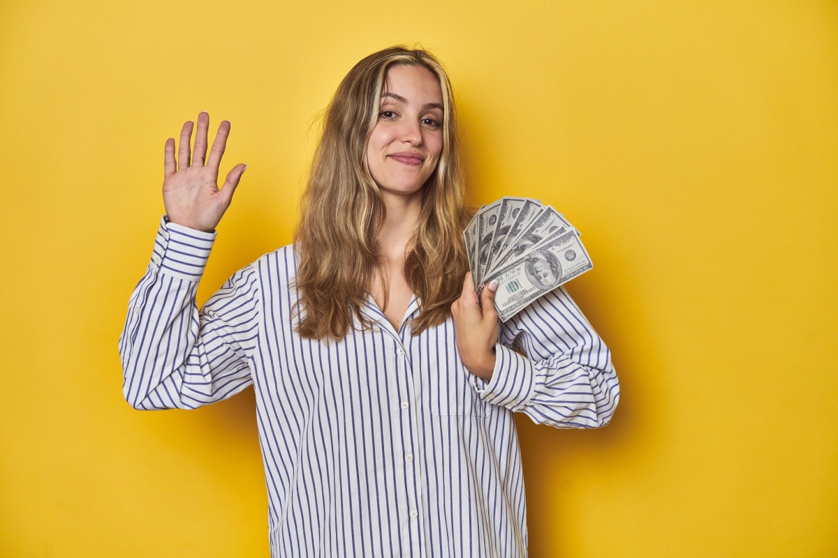 woman holds $250 from bad credit loans in Texas
