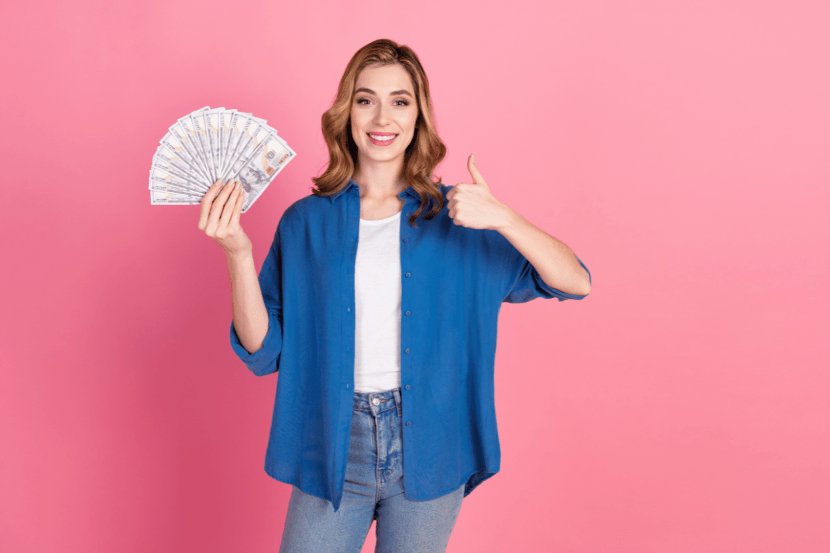 woman holds a $750 loan in Arizona