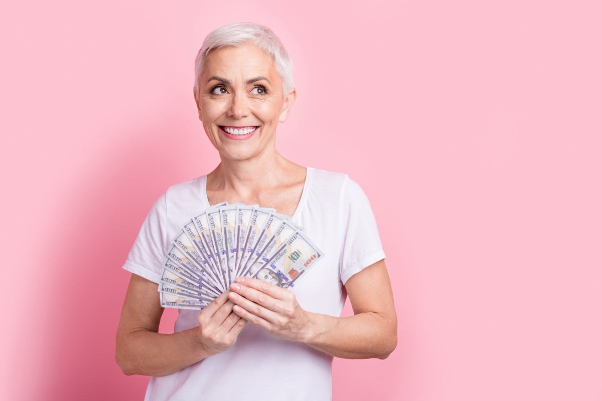 woman holds Arizona registration loan cash