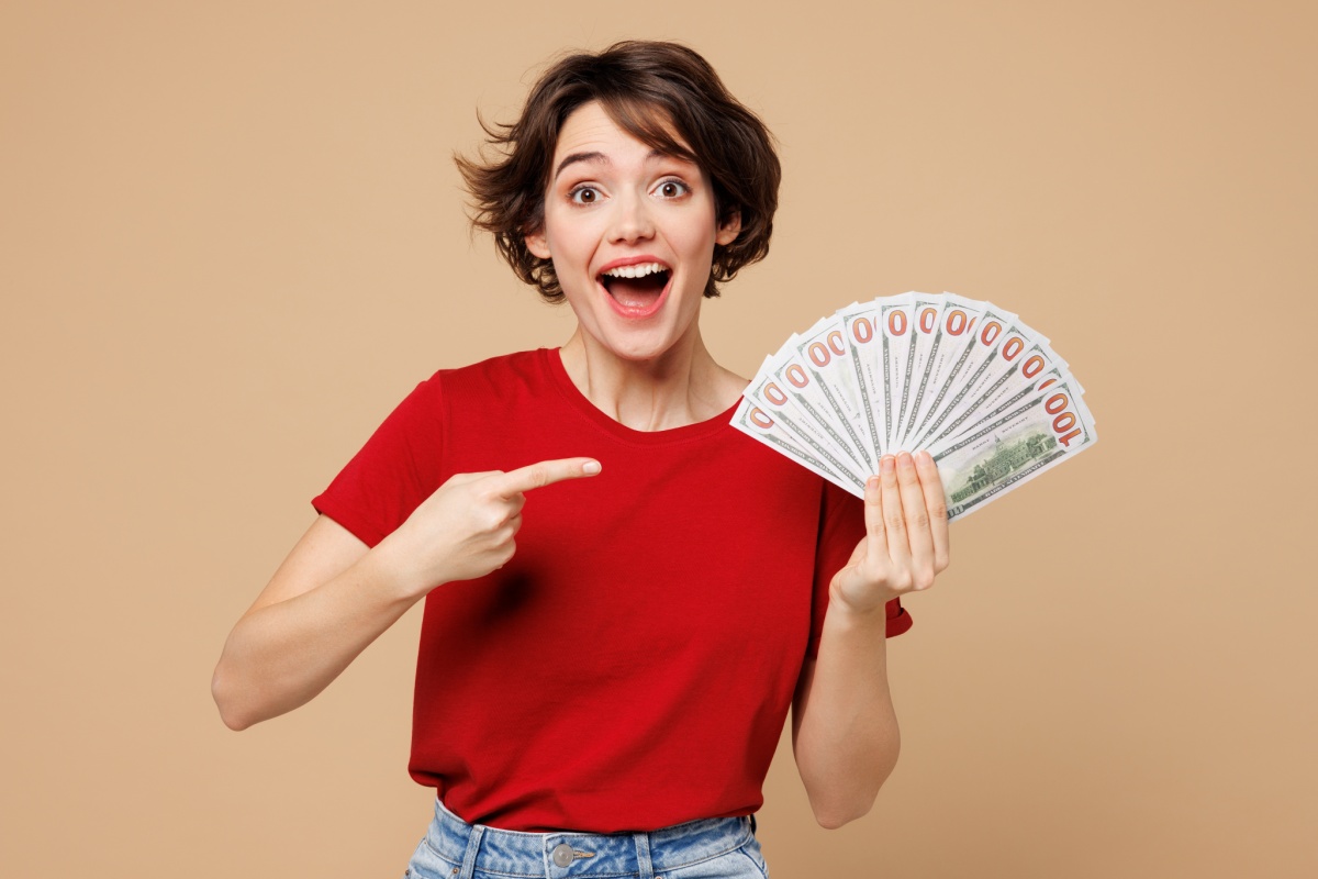 woman holds cash advance for emergency