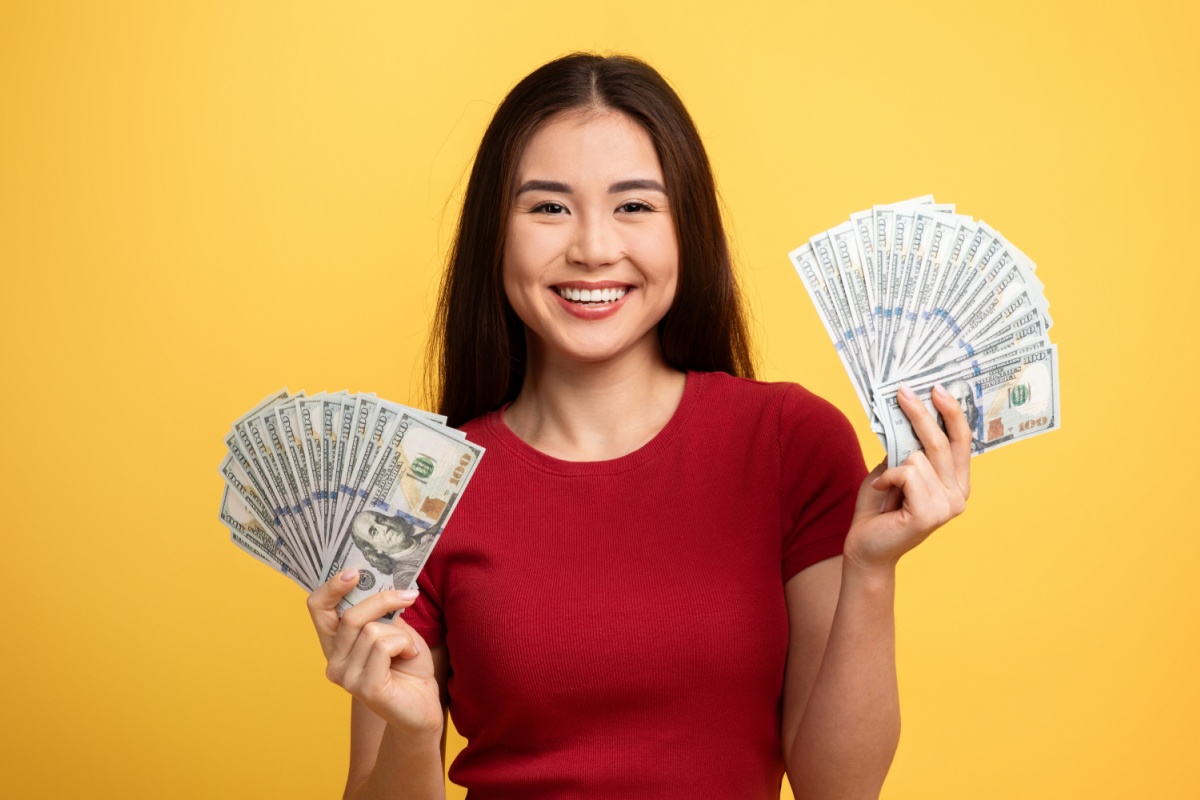 woman holds cash from car title loans with no job