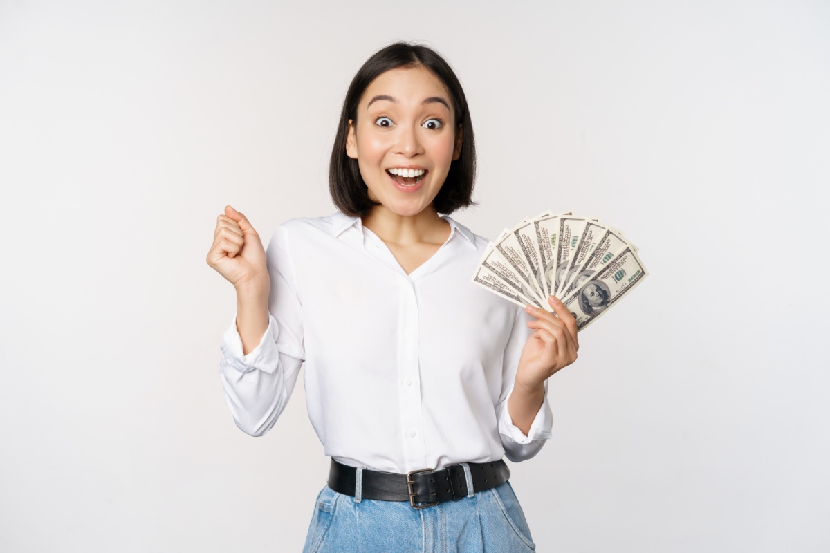woman holds cash from emergency loans in Louisiana