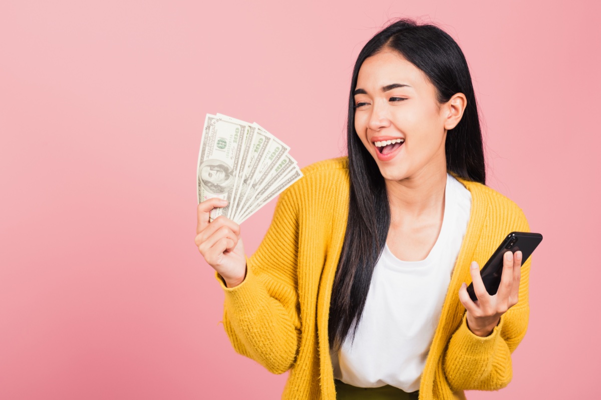 woman holds cash from online payday loan for bad credit in Nevada