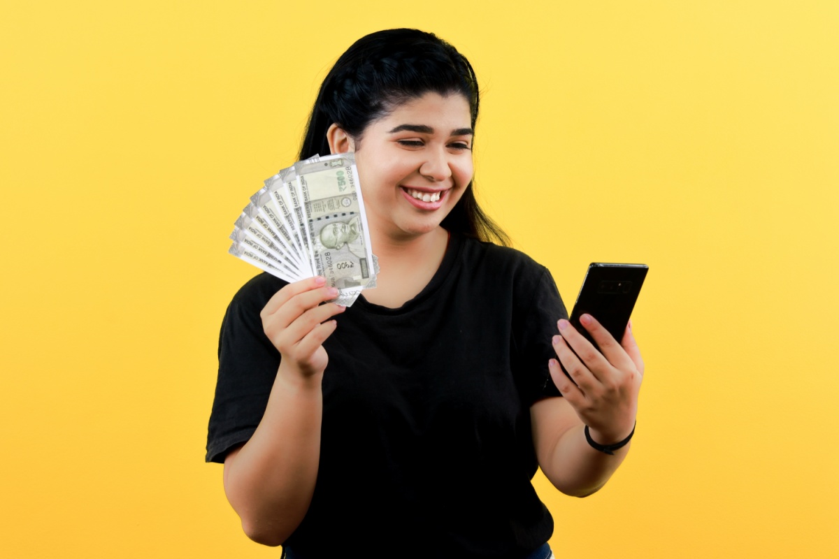 woman holding cash from no credit check loan in South Carolina