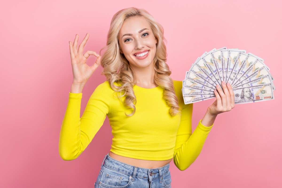 woman with Missouri title loan cash