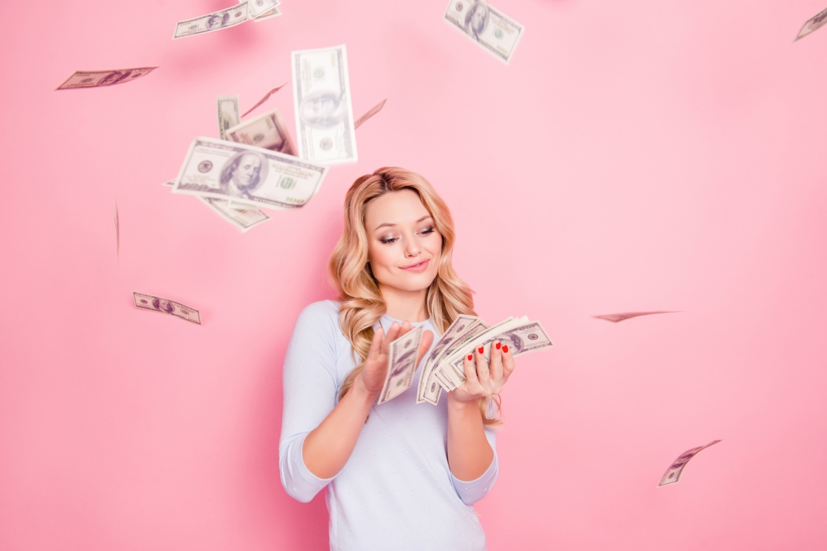 woman with cash from payday loan