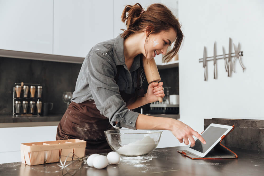 woman making money on the side with an extra job