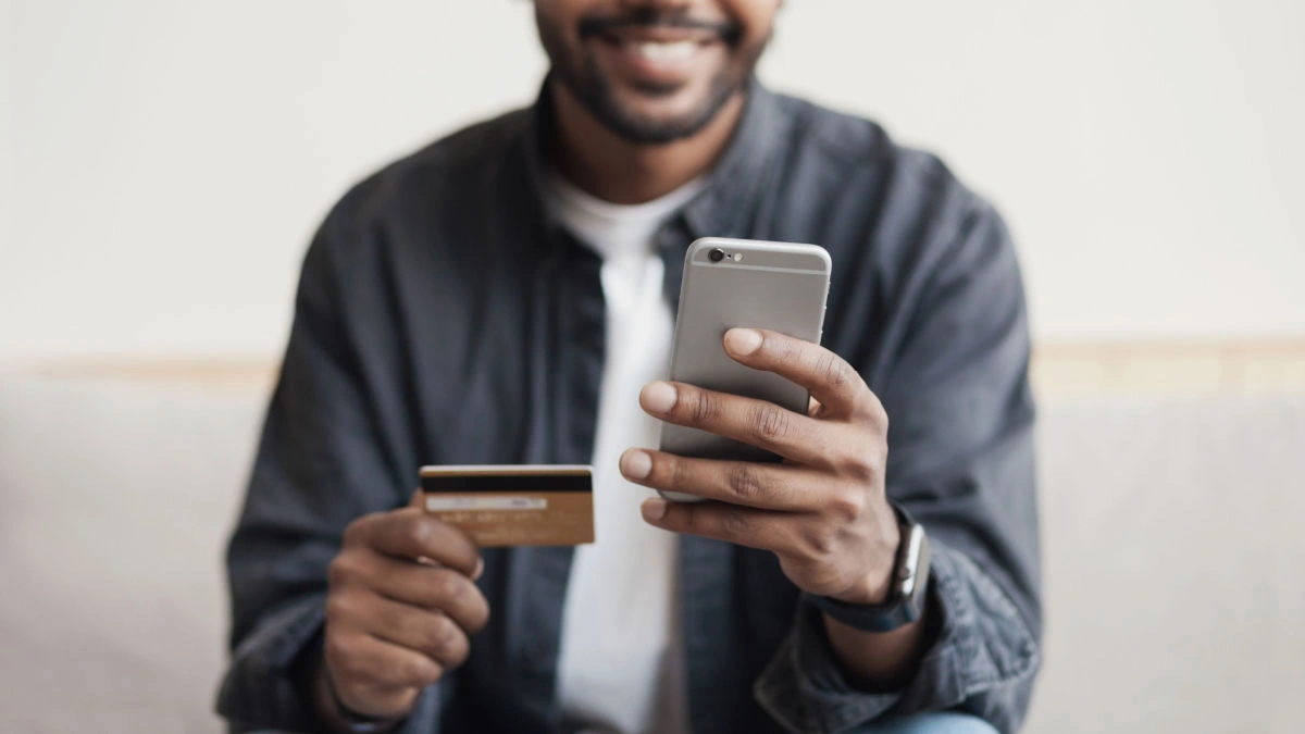 A man learns financial facts and tracks his spending on his cellphone.